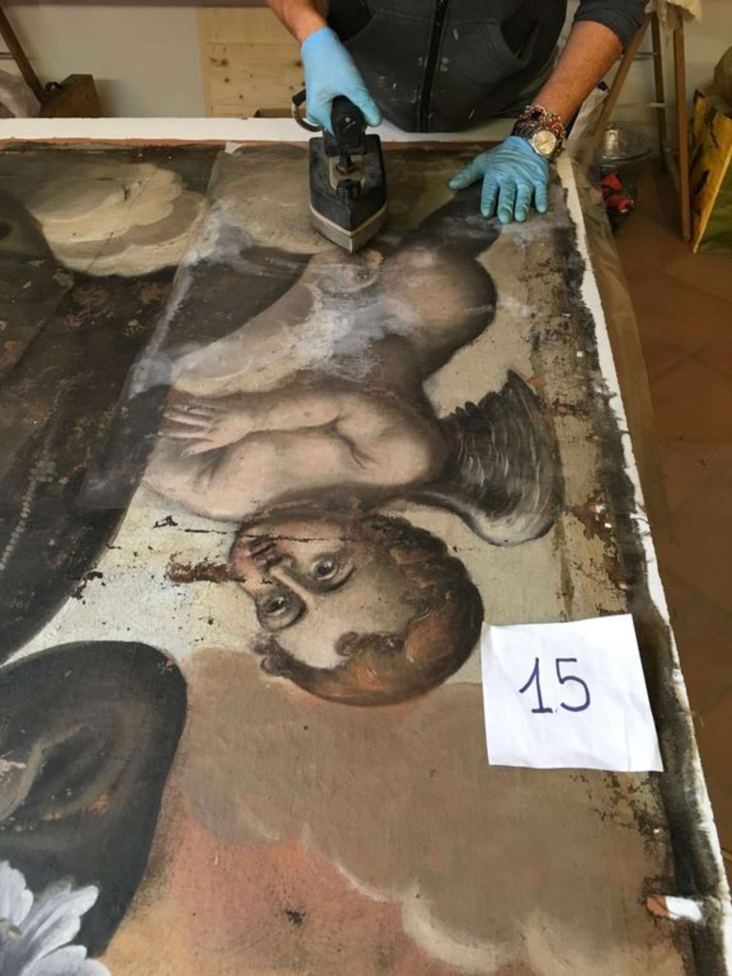 Foto durante il restauro - risanamento della deformazione e destressamento del supporto mediante applicazione di umidità, pressione e calore, con o senza tensionamento - ph.: Maria Chiara Tonucci - Serena Brioli